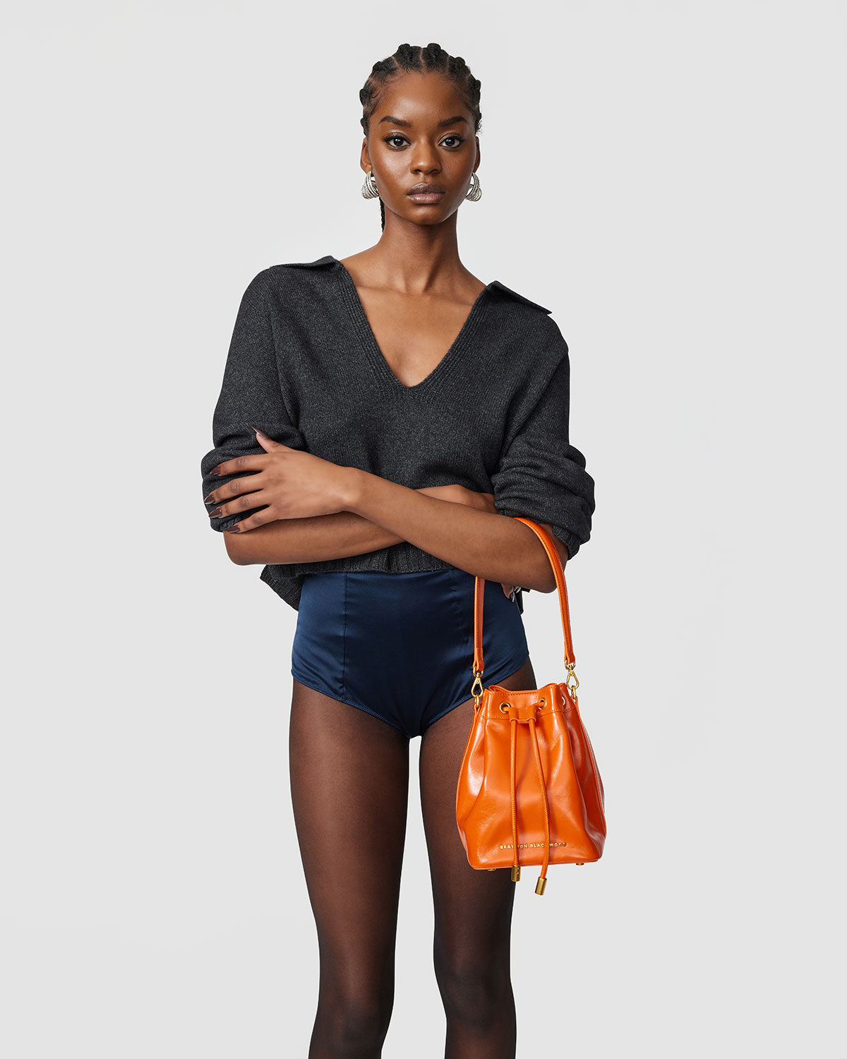 Home - Amber Fillerup Clark | Bolso naranja, Rubia descalza, Combinar ropa  mujer
